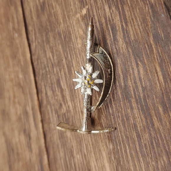 B655 vintage Salzburg alpine hat pin ice pick axe lapel brooch Austria souvenier - Picture 2 of 3
